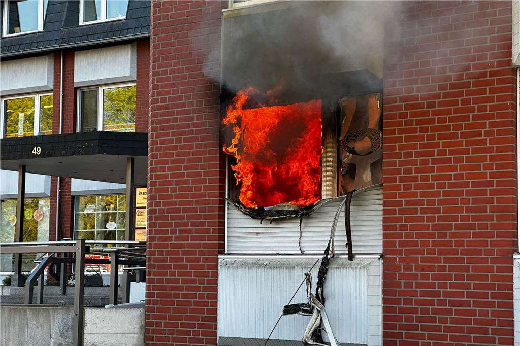 Feuerwehr löscht Brand in Rehazentrum in Holsterhausen Beim Eintreffen der Feuerwehr schlugen die Flammen bereits aus dem Fenster des Rehazentrums.