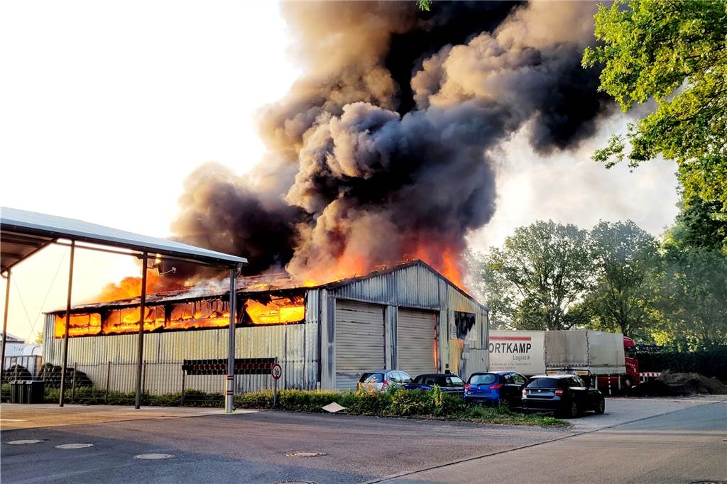 Mit Video: Explodierende Gasflaschen – Lagerhalle in Wüllen brennt aus Beim Eintreffen der Feuerwehr stand die Halle bereits im Vollbrand.
