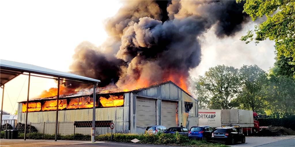 Polizei ermittelt erste Ergebnisse zur ausgebrannten Halle an der Harmate Beim Eintreffen der Feuerwehr stand die Halle in der Harmate am Samstagmorgen bereits im Vollbrand. Die Polizei geht inzwischen davon aus, dass das Feuer weder vorsätzlich noch fahrlässig gelegt wurde.