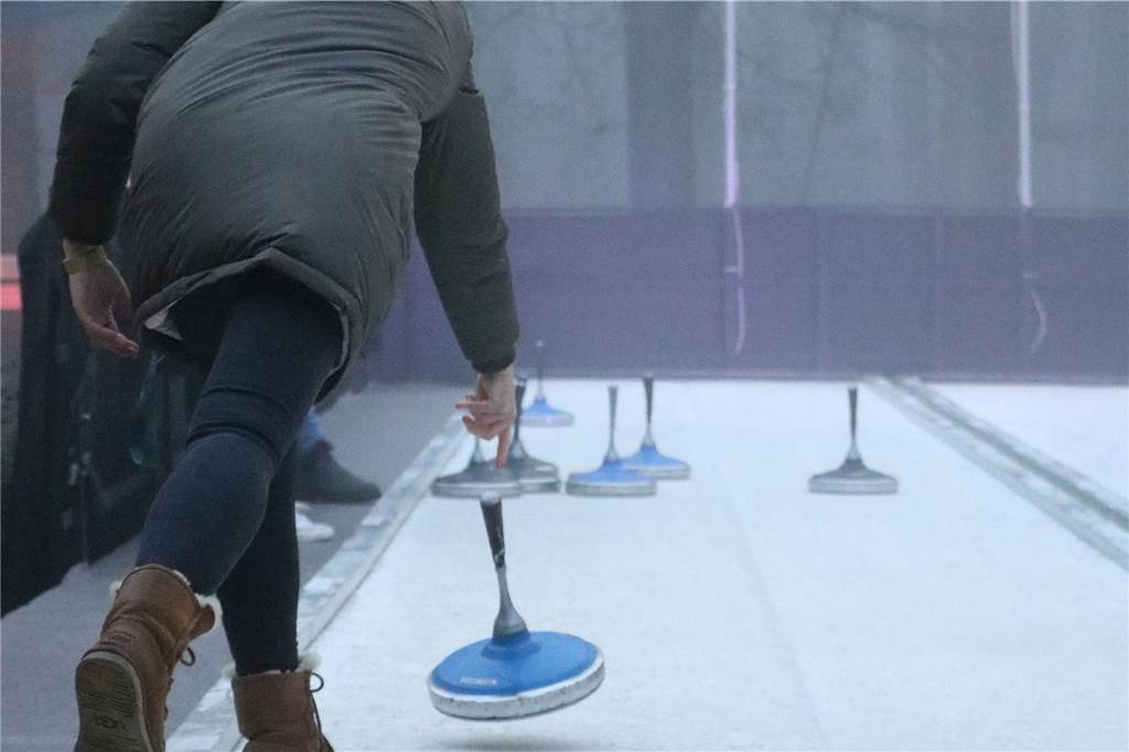 Eine Frau beim Eisstockschießen im Freischütz in Schwerte