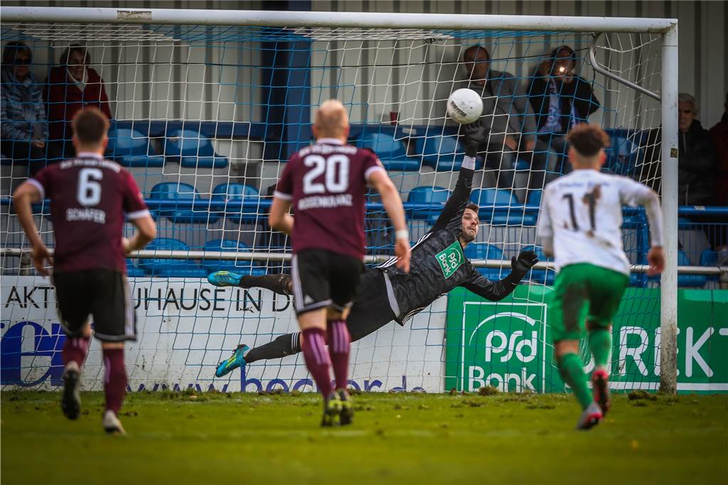 Aplerbeck sieht Schwarz: ASC feiert gleich zwei Premieren gegen die Reserve von Preußen Münster Beim Elfmeter zum Anschlusstreffer des SC Preußen Münster hatte Jan Held keine Chance.