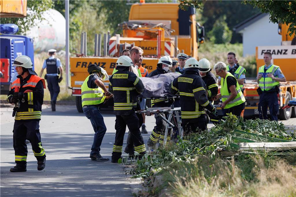 Güterzug mit mehreren Wagons im Kreis Soest entgleist: Zugführer kommt ums Leben Beim Entgleisen eines mit Zement beladenen Güterzuges ist im Kreis Soest war der Lokomotivführer ums Leben gekommen.