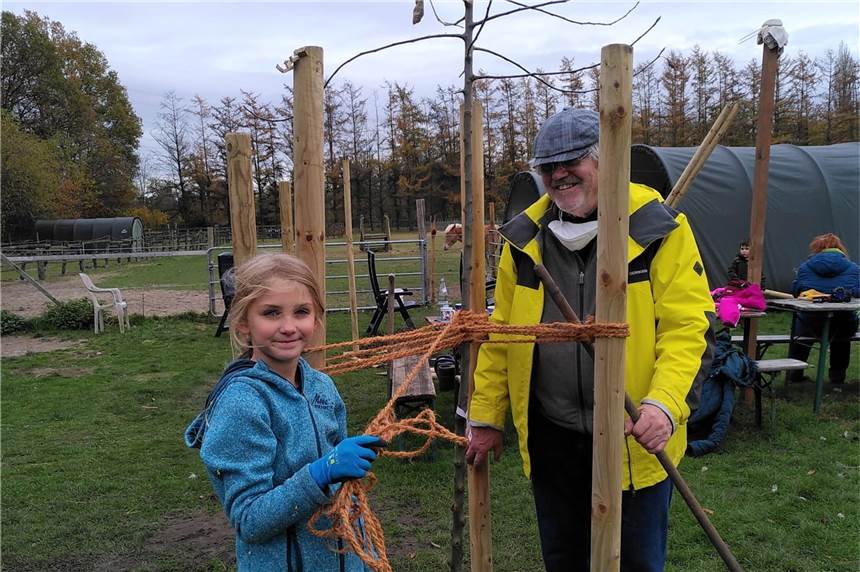 Nabeba sagt Nikolausmarkt ab, aber es gibt auch gute Nachrichten Beim ersten Aktionstag arbeiteten Kinder und Erwachsene auf dem Natur- und Begegnungs-Bauernhof.