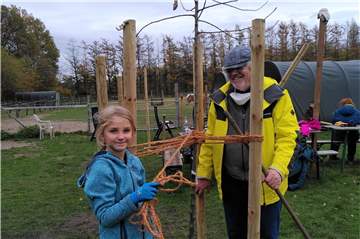 Beim ersten Aktionstag arbeiteten Kinder und Erwachsene auf dem Natur- und Begegnungs-Bauernhof.
