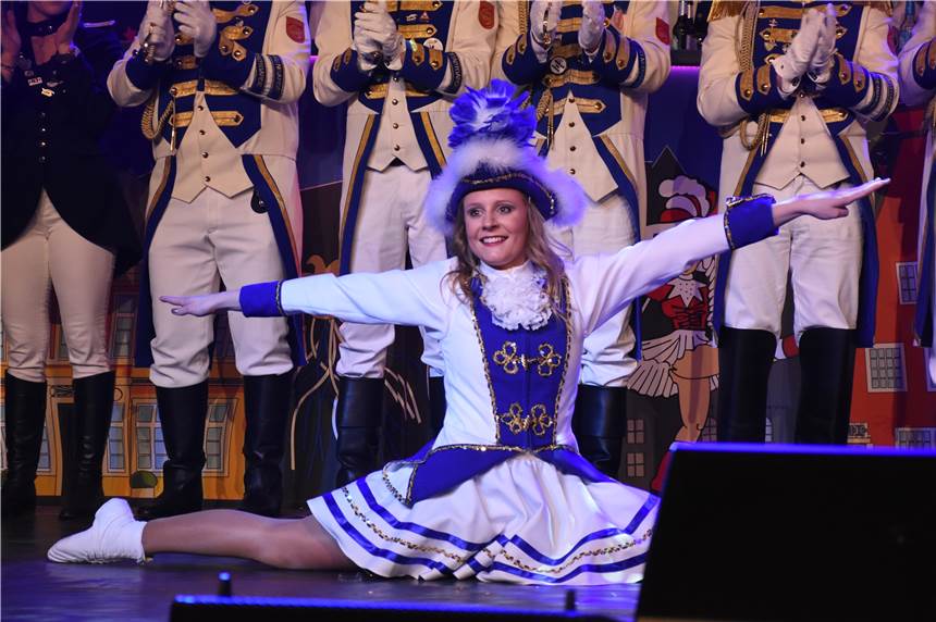 Karnevalstermine: Jubiläumssession startet mit Büttabend in die heiße Phase Beim ersten Büttabend der KG „Üm Bütt un Pütt“ gab es gelungene Büttreden und mitreißende Tänze – eine Show der Superlative im Jubiläumsjahr.