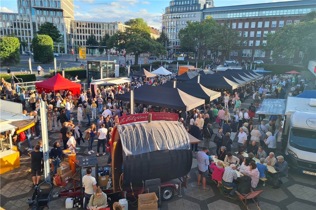 Angstraum Stadtgarten: Dortmunds Theater-Chef hat einen Plan, um das zu ändern Beim ersten Feierabend-Markt am Theater war richtig viel los.