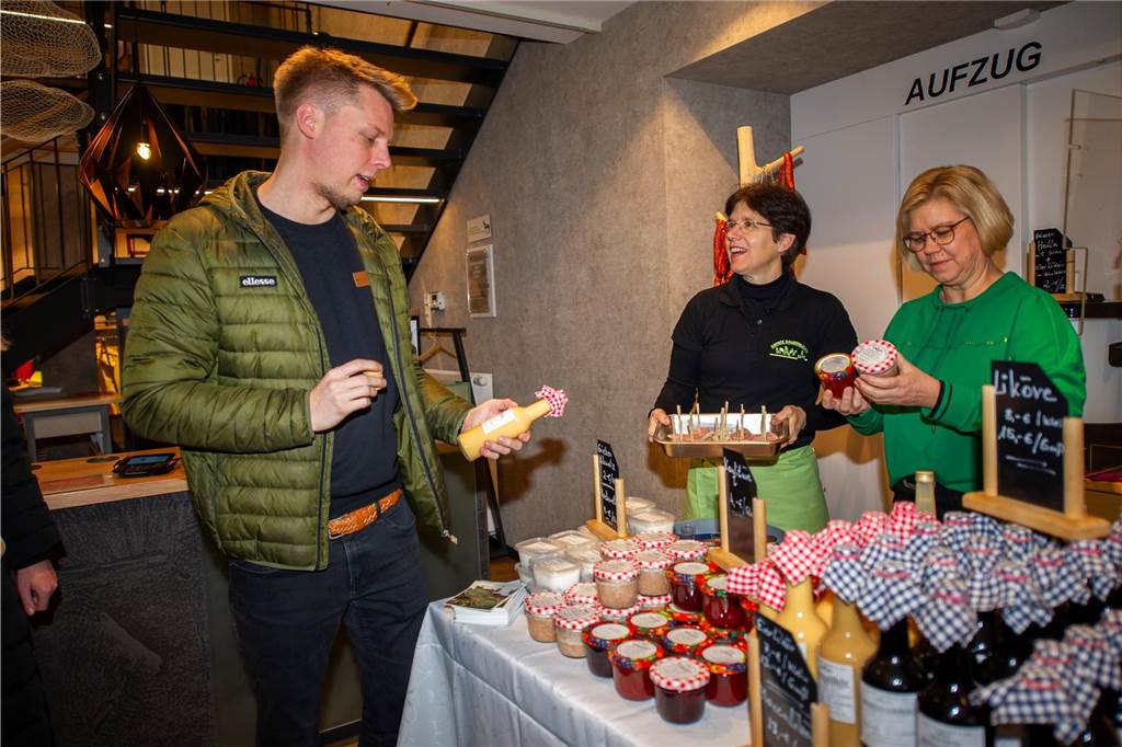 Beim ersten Indoor-Feierabendmarkt in Haltern boten 17 Geschäfte ein unterhaltsames Programm.