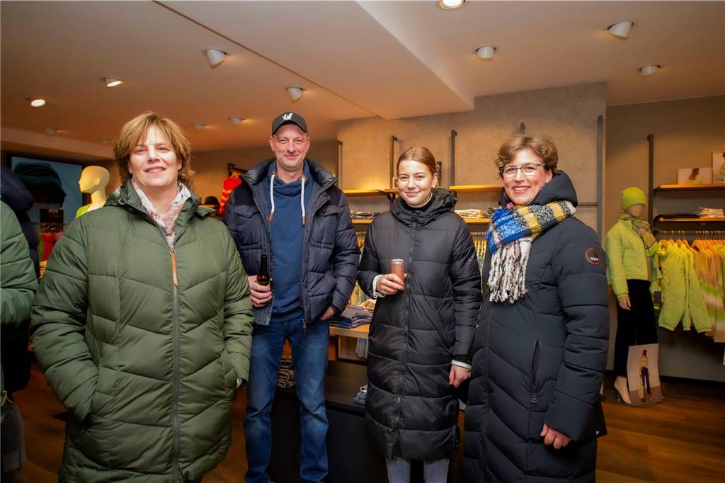 Beim ersten Indoor-Feierabendmarkt in Haltern boten 17 Geschäfte ein unterhaltsames Programm.