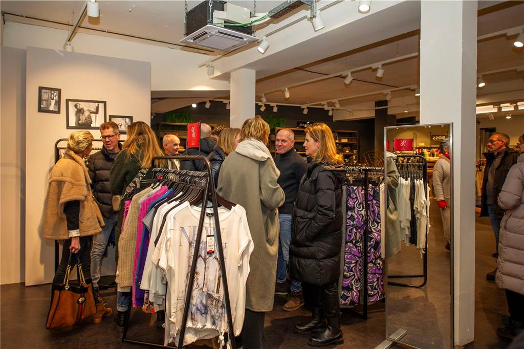 Beim ersten Indoor-Feierabendmarkt in Haltern boten 17 Geschäfte ein unterhaltsames Programm.