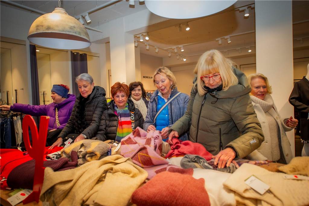 Beim ersten Indoor-Feierabendmarkt in Haltern boten 17 Geschäfte ein unterhaltsames Programm.