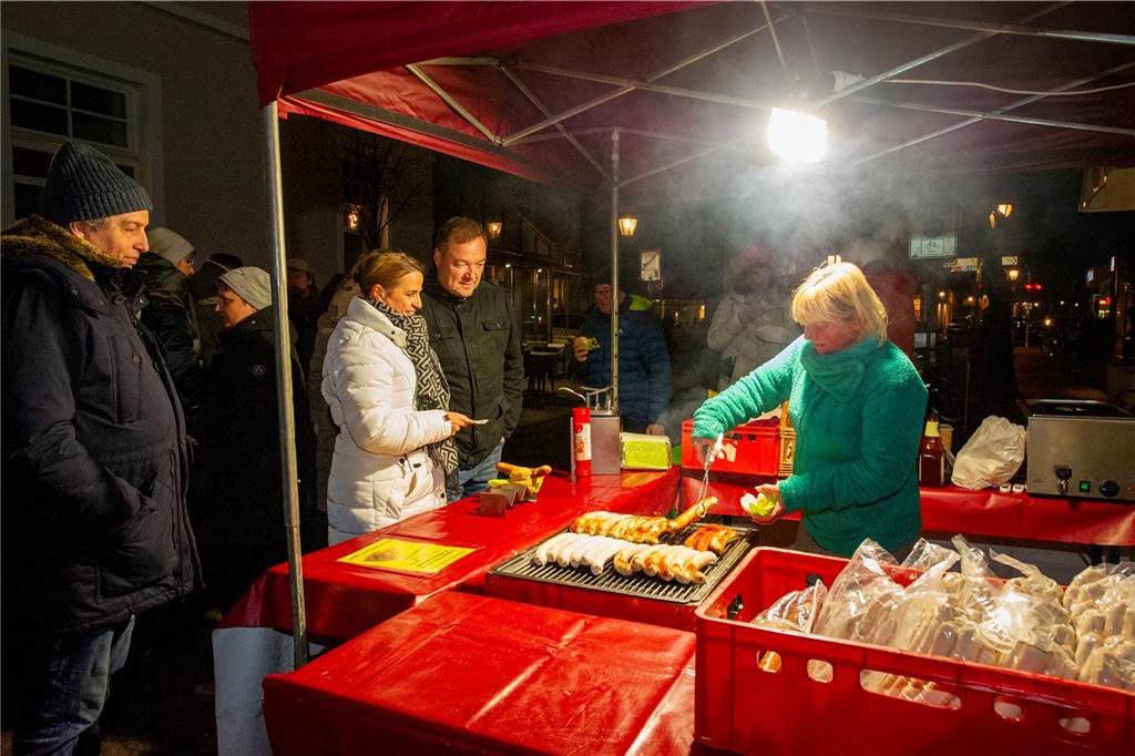 Beim ersten Indoor-Feierabendmarkt in Haltern boten 17 Geschäfte ein unterhaltsames Programm.