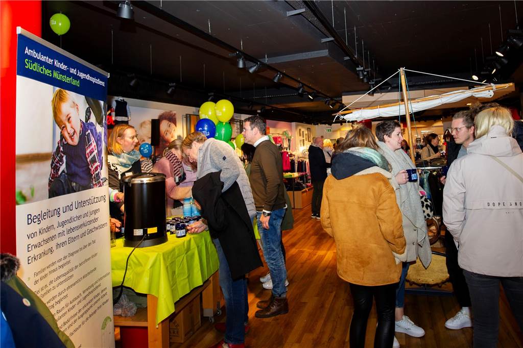 Beim ersten Indoor-Feierabendmarkt in Haltern boten 17 Geschäfte ein unterhaltsames Programm.