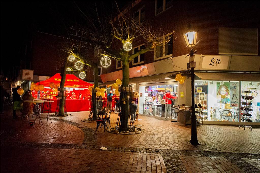 Beim ersten Indoor-Feierabendmarkt in Haltern boten 17 Geschäfte ein unterhaltsames Programm.