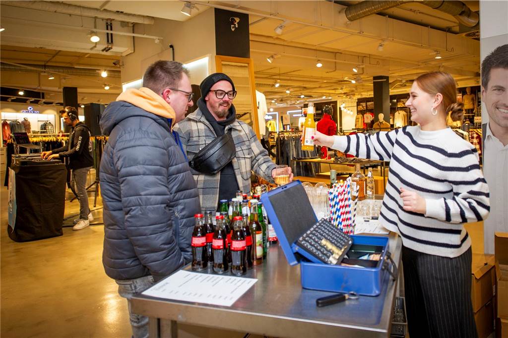 Beim ersten Indoor-Feierabendmarkt in Haltern boten 17 Geschäfte ein unterhaltsames Programm.