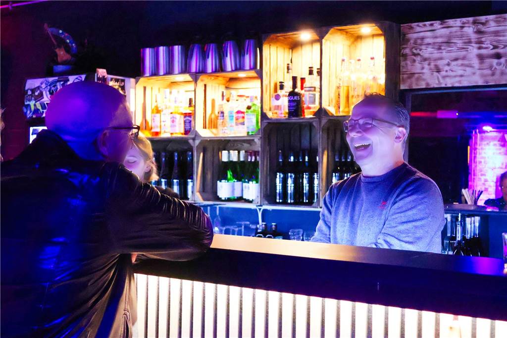Beim ersten Karaoke-Abend im Dorstener Vinylcafe "Schwarzes Gold" gaben die Teilnehmerinnen und Teilnehmer alles.