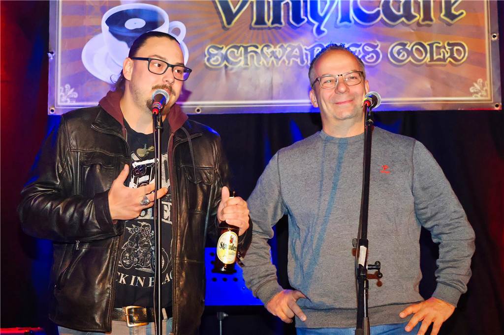 Beim ersten Karaoke-Abend im Dorstener Vinylcafe "Schwarzes Gold" gaben die Teilnehmerinnen und Teilnehmer alles.