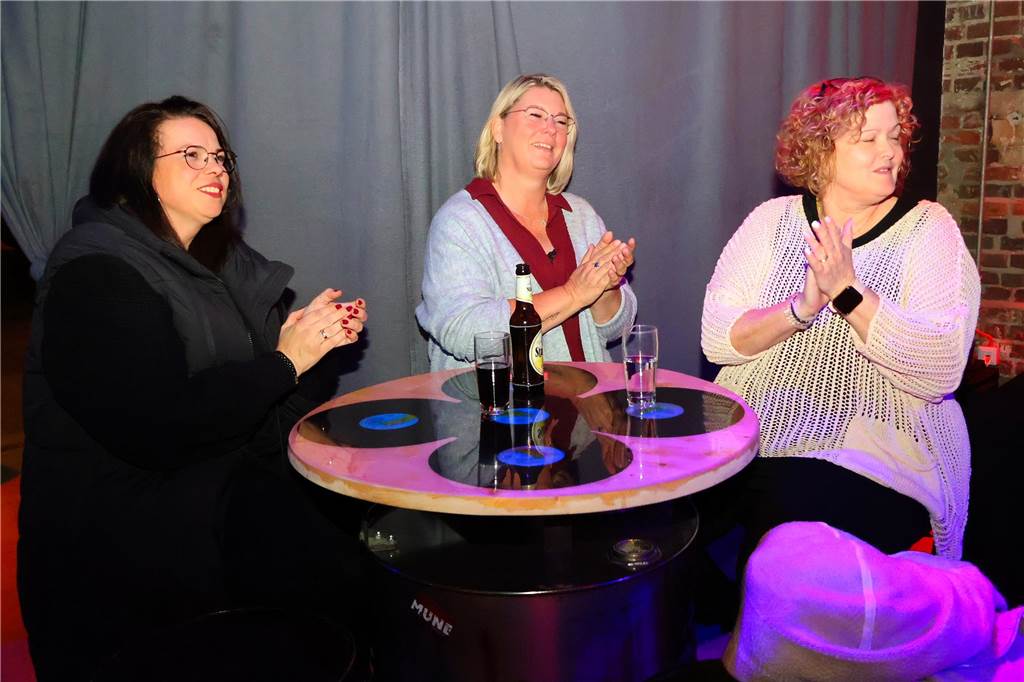 Beim ersten Karaoke-Abend im Dorstener Vinylcafe "Schwarzes Gold" gaben die Teilnehmerinnen und Teilnehmer alles.
