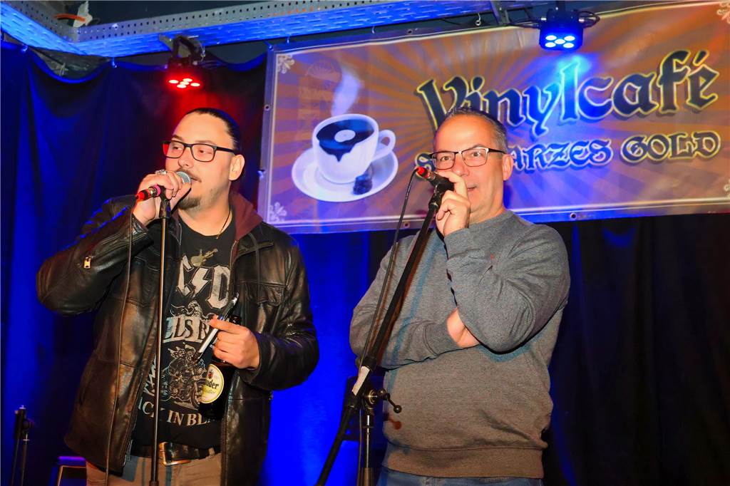 Beim ersten Karaoke-Abend im Dorstener Vinylcafe "Schwarzes Gold" gaben die Teilnehmerinnen und Teilnehmer alles.