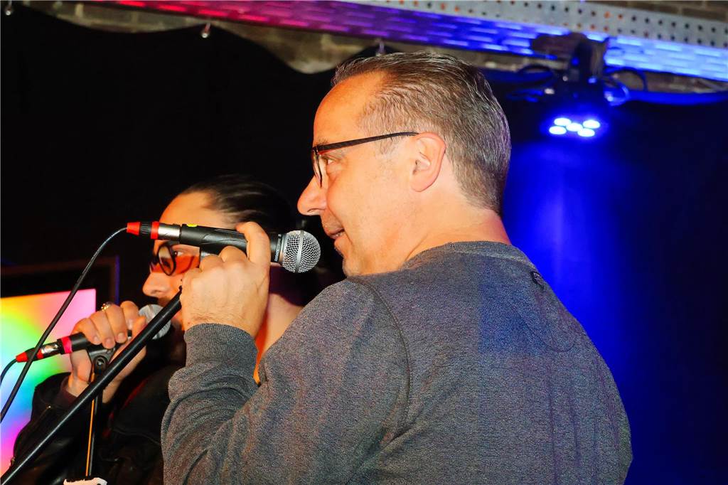 Beim ersten Karaoke-Abend im Dorstener Vinylcafe "Schwarzes Gold" gaben die Teilnehmerinnen und Teilnehmer alles.