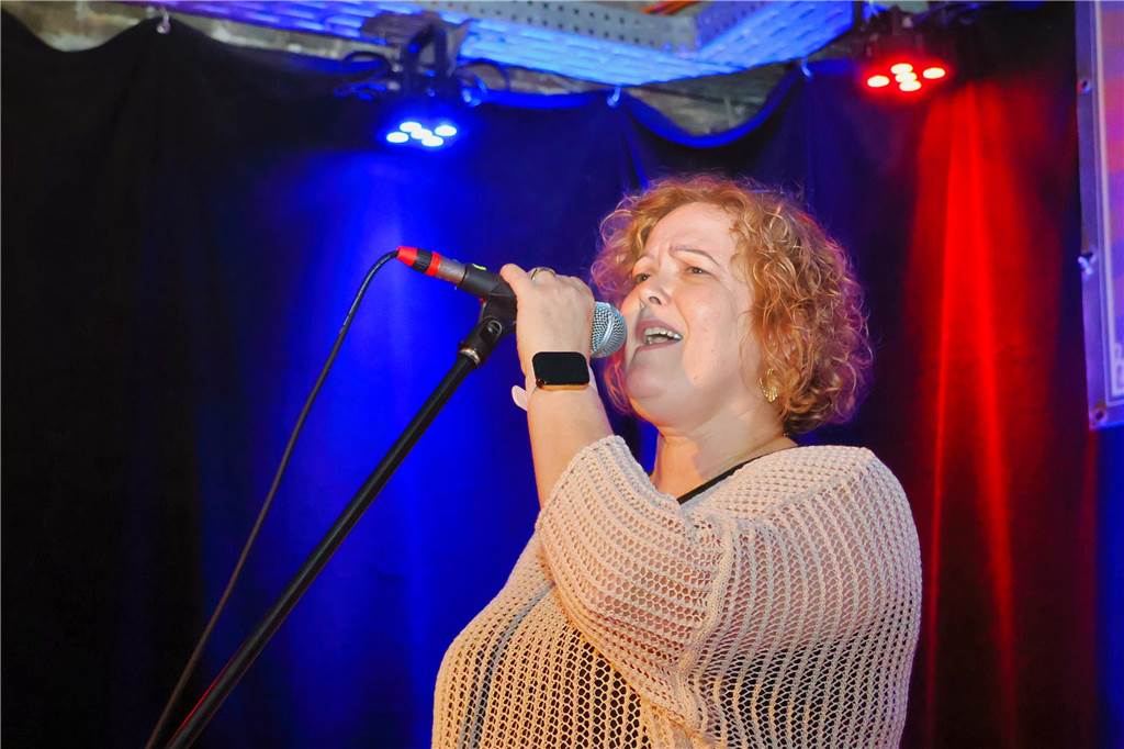 Beim ersten Karaoke-Abend im Dorstener Vinylcafe "Schwarzes Gold" gaben die Teilnehmerinnen und Teilnehmer alles.