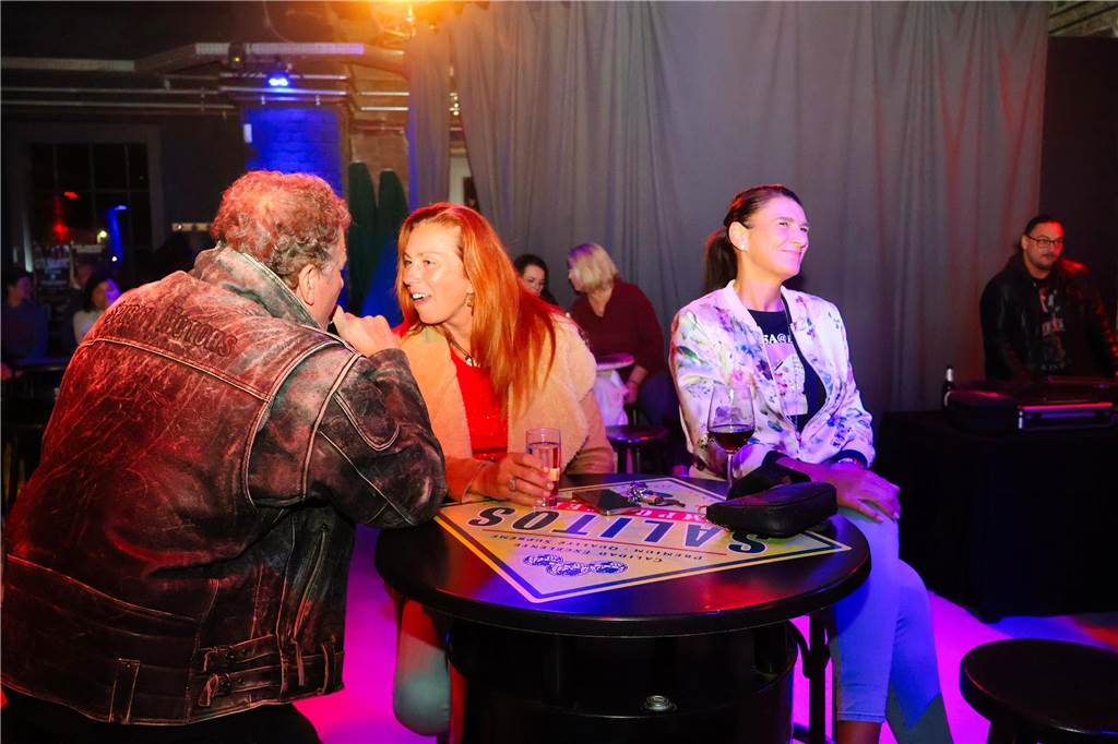 Beim ersten Karaoke-Abend im Dorstener Vinylcafe "Schwarzes Gold" gaben die Teilnehmerinnen und Teilnehmer alles.