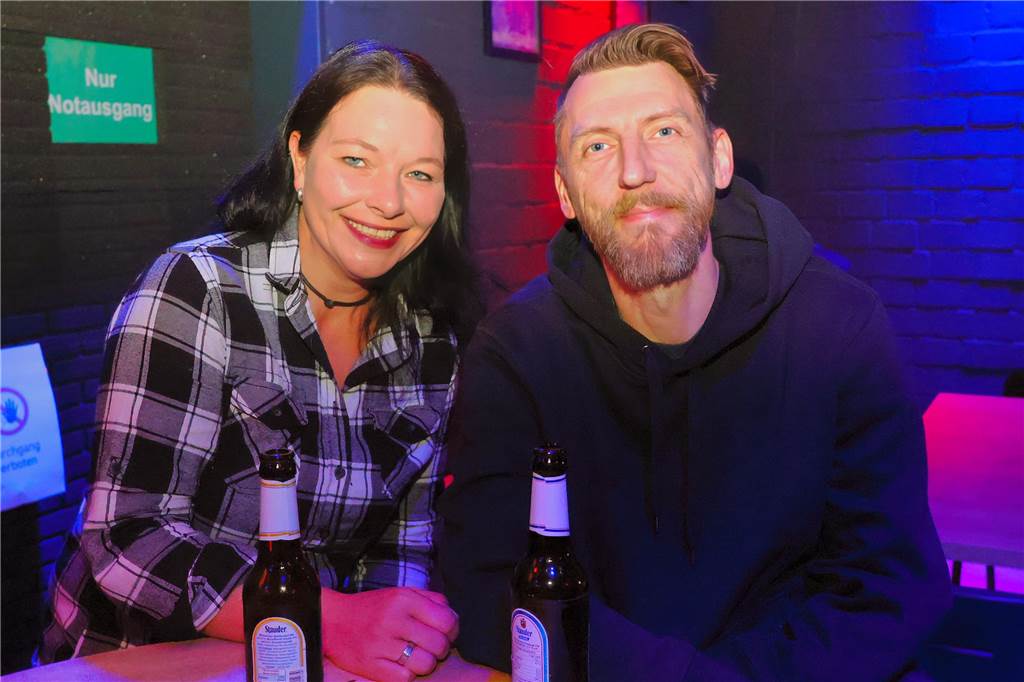 Beim ersten Karaoke-Abend im Dorstener Vinylcafe "Schwarzes Gold" gaben die Teilnehmerinnen und Teilnehmer alles.