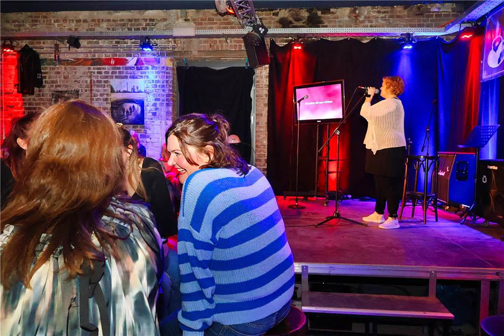 Beim ersten Karaoke-Abend im Dorstener Vinylcafe "Schwarzes Gold" gaben die Teilnehmerinnen und Teilnehmer alles.