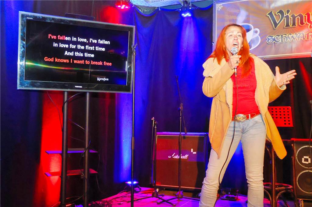 Beim ersten Karaoke-Abend im Dorstener Vinylcafe "Schwarzes Gold" gaben die Teilnehmerinnen und Teilnehmer alles.