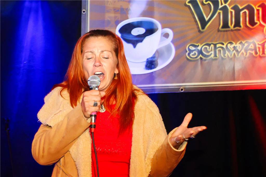 Beim ersten Karaoke-Abend im Dorstener Vinylcafe "Schwarzes Gold" gaben die Teilnehmerinnen und Teilnehmer alles.