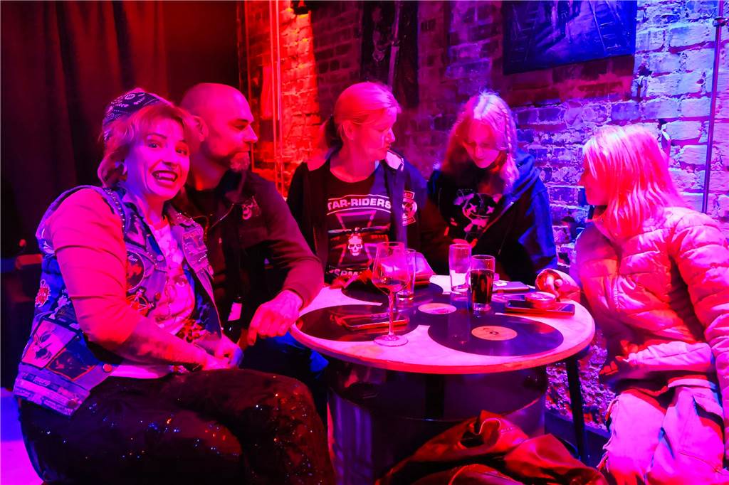 Beim ersten Karaoke-Abend im Dorstener Vinylcafe "Schwarzes Gold" gaben die Teilnehmerinnen und Teilnehmer alles.