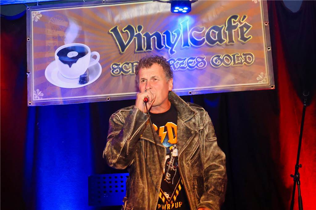 Beim ersten Karaoke-Abend im Dorstener Vinylcafe "Schwarzes Gold" gaben die Teilnehmerinnen und Teilnehmer alles.