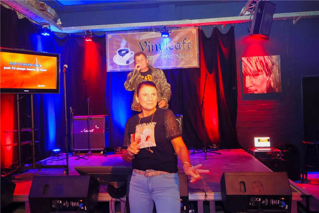 Beim ersten Karaoke-Abend im Dorstener Vinylcafe "Schwarzes Gold" gaben die Teilnehmerinnen und Teilnehmer alles.