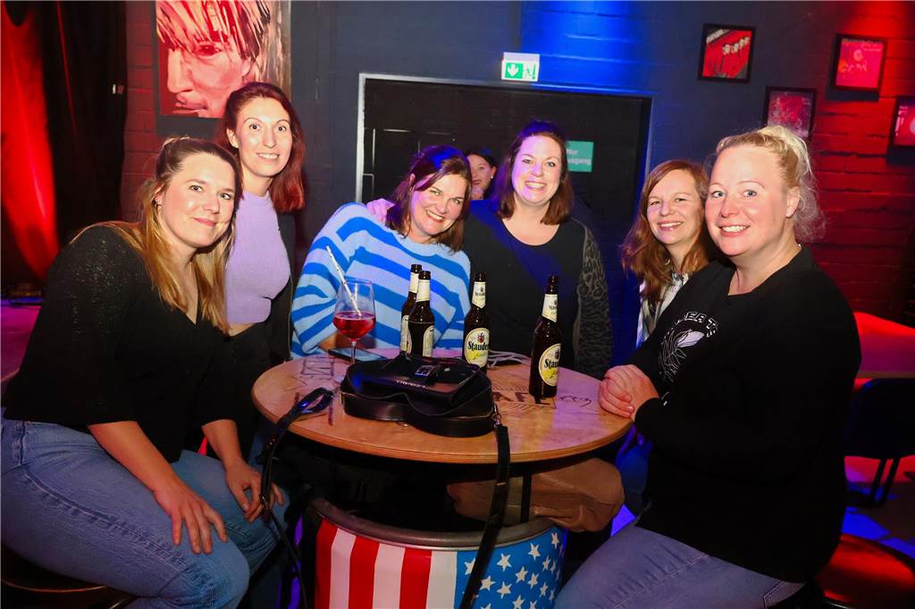 Beim ersten Karaoke-Abend im Dorstener Vinylcafe "Schwarzes Gold" gaben die Teilnehmerinnen und Teilnehmer alles.
