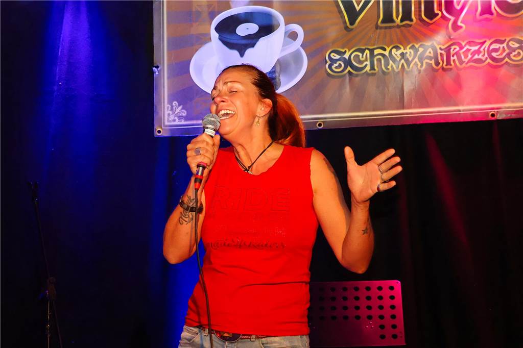 Beim ersten Karaoke-Abend im Dorstener Vinylcafe "Schwarzes Gold" gaben die Teilnehmerinnen und Teilnehmer alles.