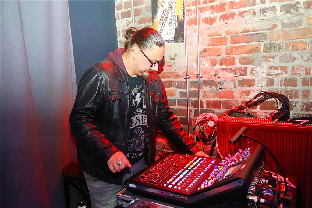 Beim ersten Karaoke-Abend im Dorstener Vinylcafe "Schwarzes Gold" gaben die Teilnehmerinnen und Teilnehmer alles.