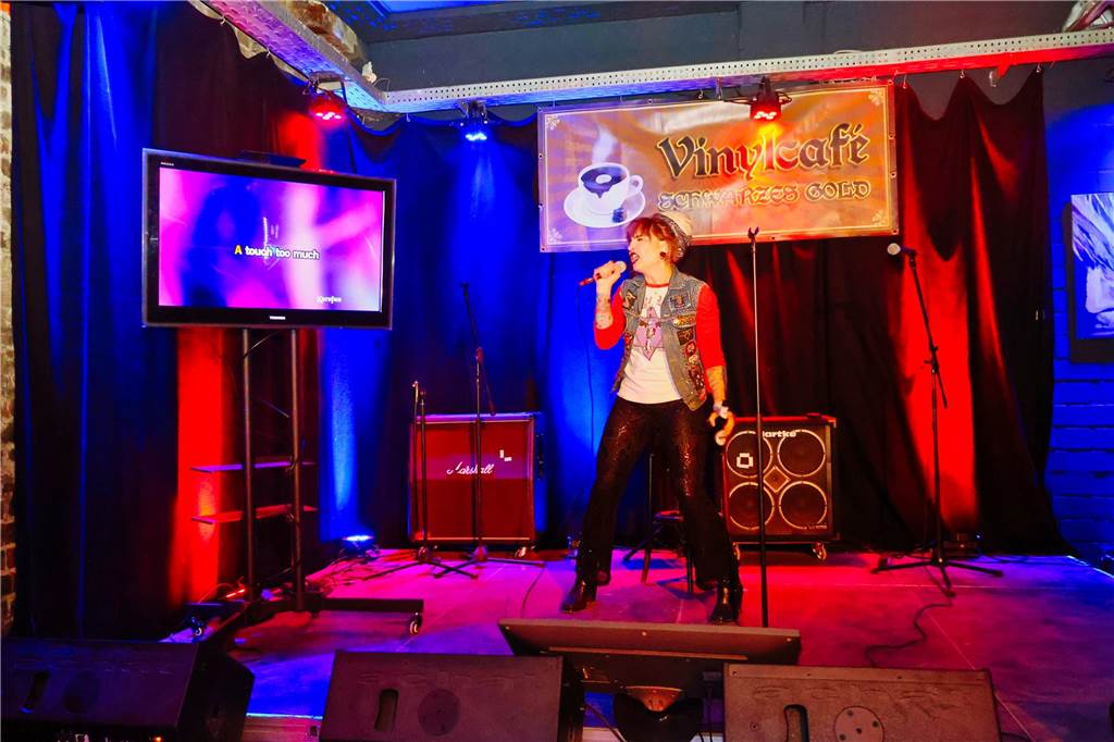 Beim ersten Karaoke-Abend im Dorstener Vinylcafe "Schwarzes Gold" gaben die Teilnehmerinnen und Teilnehmer alles.