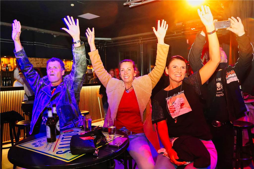 Beim ersten Karaoke-Abend im Dorstener Vinylcafe "Schwarzes Gold" gaben die Teilnehmerinnen und Teilnehmer alles.