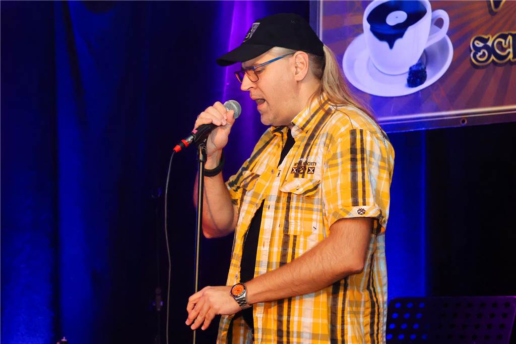 Beim ersten Karaoke-Abend im Dorstener Vinylcafe "Schwarzes Gold" gaben die Teilnehmerinnen und Teilnehmer alles.