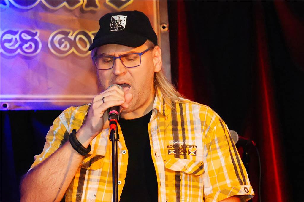 Beim ersten Karaoke-Abend im Dorstener Vinylcafe "Schwarzes Gold" gaben die Teilnehmerinnen und Teilnehmer alles.