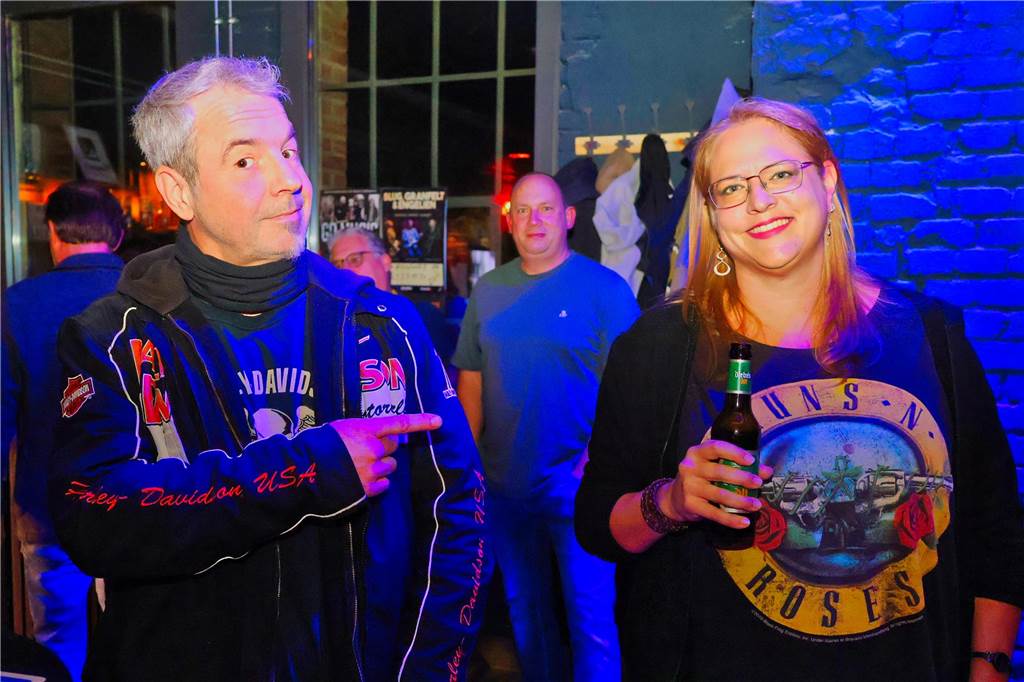 Beim ersten Karaoke-Abend im Dorstener Vinylcafe "Schwarzes Gold" gaben die Teilnehmerinnen und Teilnehmer alles.