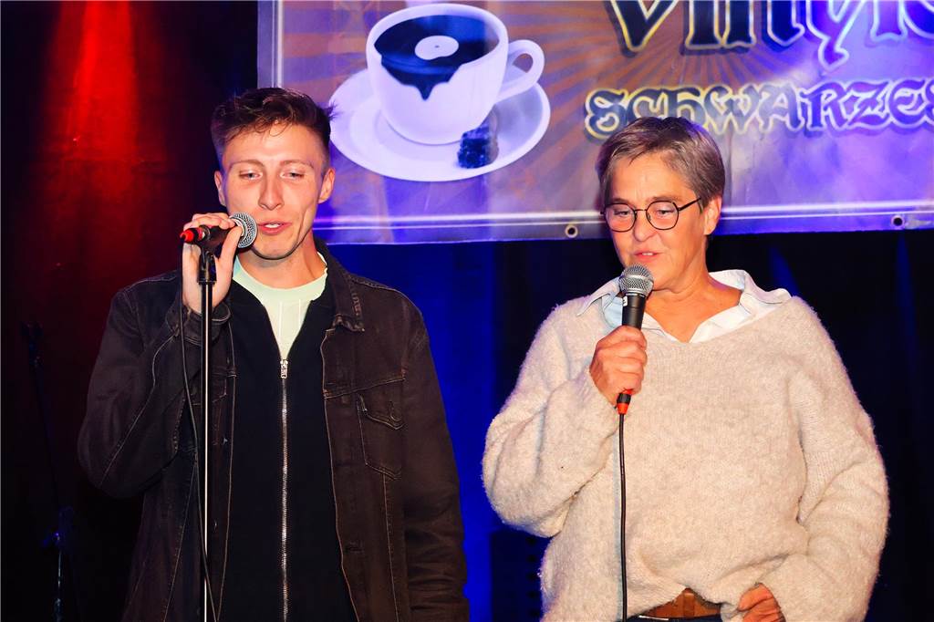 Beim ersten Karaoke-Abend im Dorstener Vinylcafe "Schwarzes Gold" gaben die Teilnehmerinnen und Teilnehmer alles.