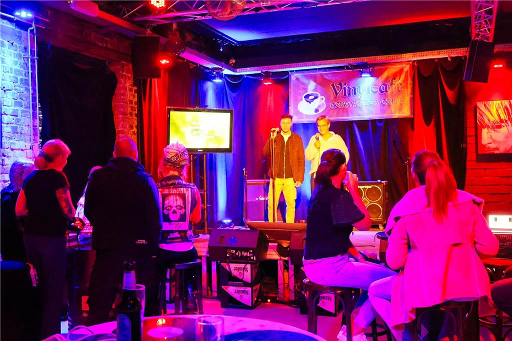 Beim ersten Karaoke-Abend im Dorstener Vinylcafe "Schwarzes Gold" gaben die Teilnehmerinnen und Teilnehmer alles.