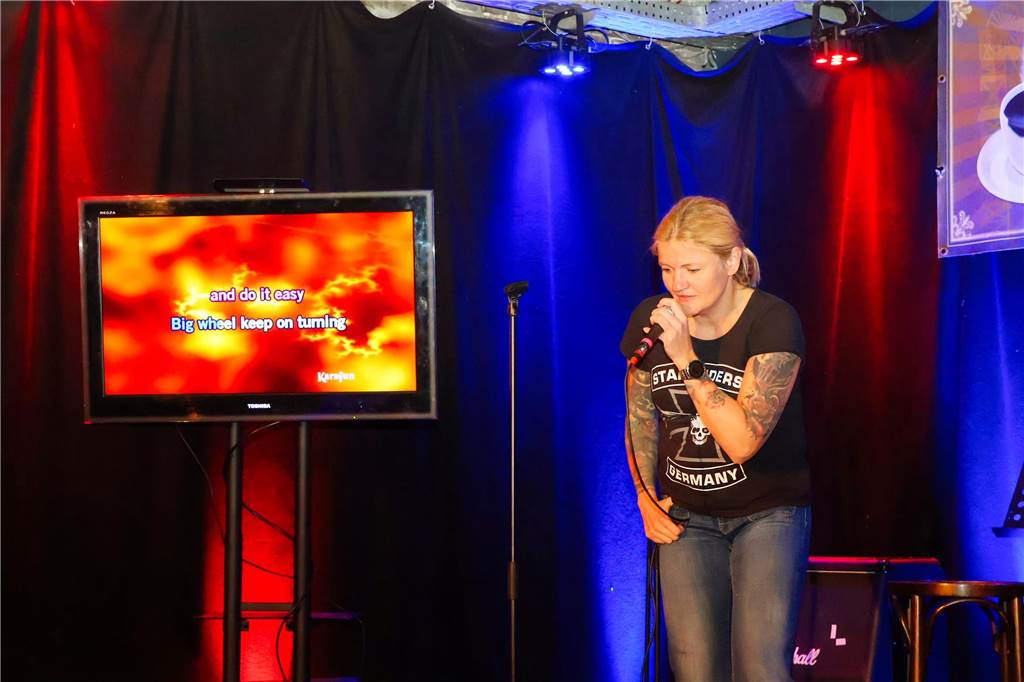 Beim ersten Karaoke-Abend im Dorstener Vinylcafe "Schwarzes Gold" gaben die Teilnehmerinnen und Teilnehmer alles.