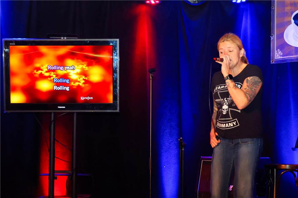 Beim ersten Karaoke-Abend im Dorstener Vinylcafe "Schwarzes Gold" gaben die Teilnehmerinnen und Teilnehmer alles.