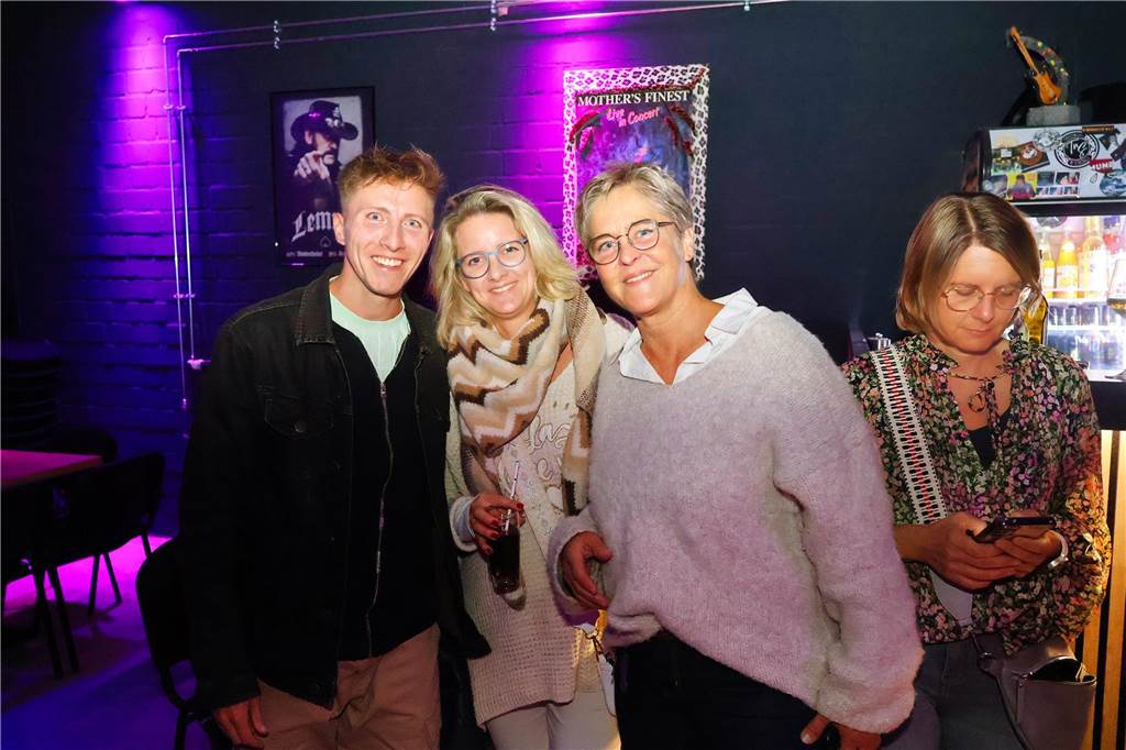 Beim ersten Karaoke-Abend im Dorstener Vinylcafe "Schwarzes Gold" gaben die Teilnehmerinnen und Teilnehmer alles.