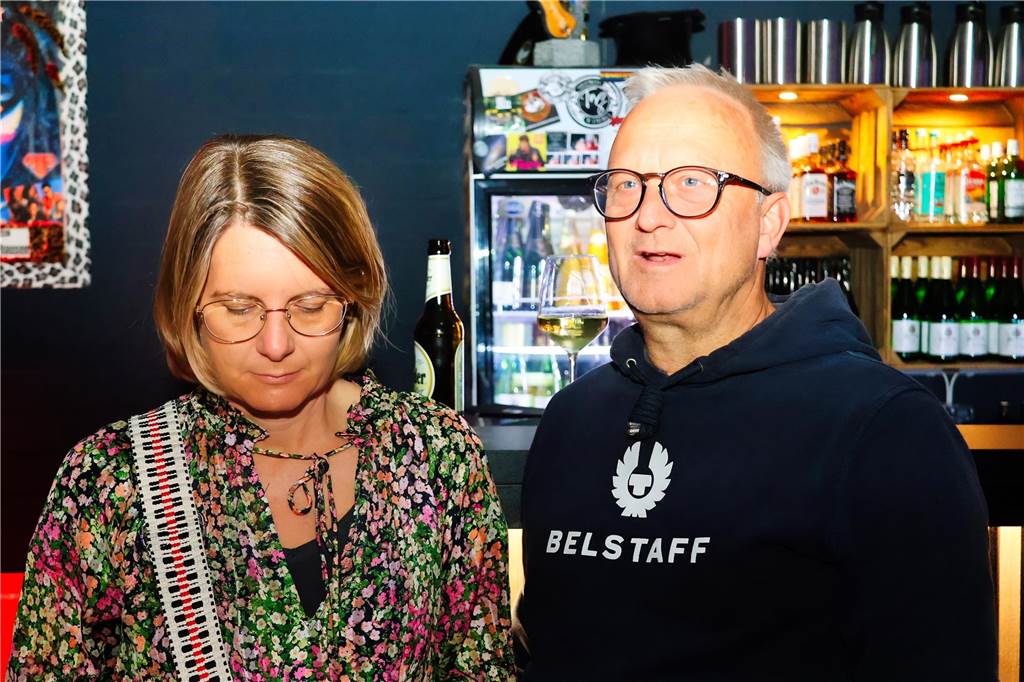 Beim ersten Karaoke-Abend im Dorstener Vinylcafe "Schwarzes Gold" gaben die Teilnehmerinnen und Teilnehmer alles.