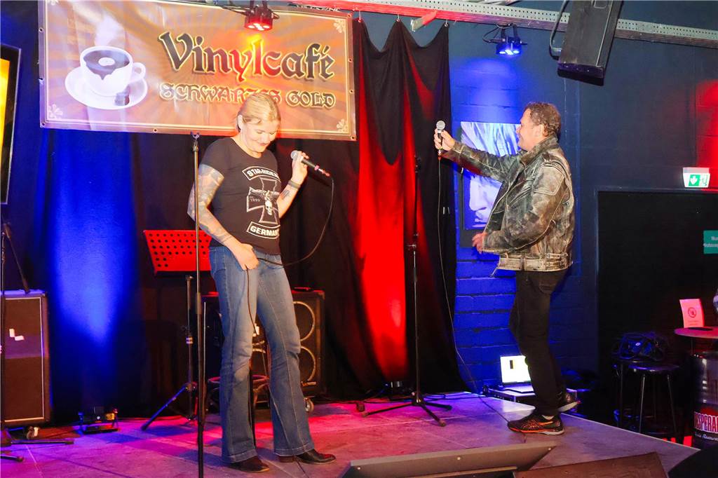 Beim ersten Karaoke-Abend im Dorstener Vinylcafe "Schwarzes Gold" gaben die Teilnehmerinnen und Teilnehmer alles.