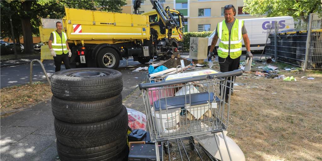 Kostenloser Sperrmülltag: EDG wird nicht fertig – Tonnenweise Müll bleibt liegen Beim ersten kostenlosen Sperrmülltag in Dortmund kam es zu Problemen. Die Menschen in Scharnhorst stellten auch anderen Müll an die Straßen, wie Autoreifen oder Farbreste.