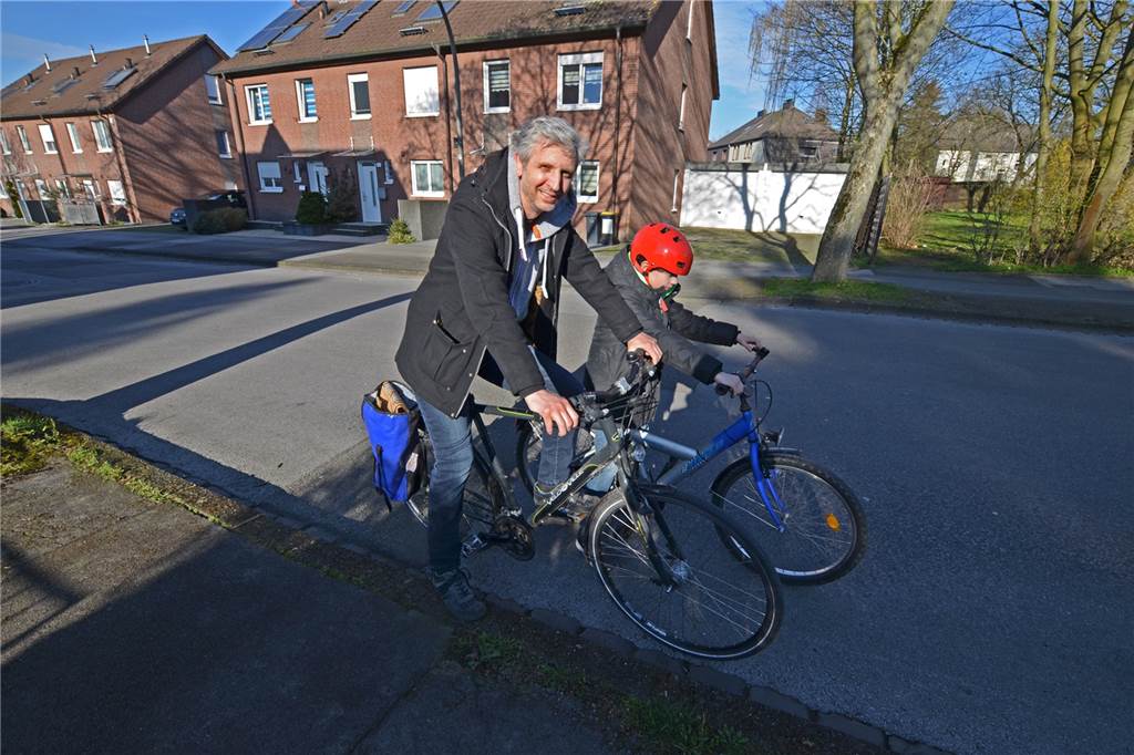 Buchhändler gewinnt „Heimspiel.Dortmund“ – neuer Lieferservice in 2021 Beim ersten Lockdown im Frühjahr lieferte Michael Nau Buchbestellungen per Fahrrad aus.