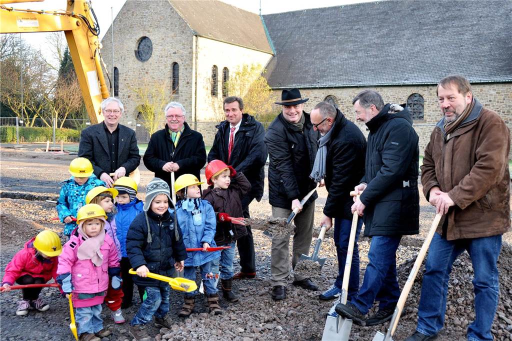 Eltern sind entnervt wegen Wasserschaden in der Kita St. Joseph Männer und Kinder mit Schaufeln beim ersten Spatenstich für die neue Kita in Sythen